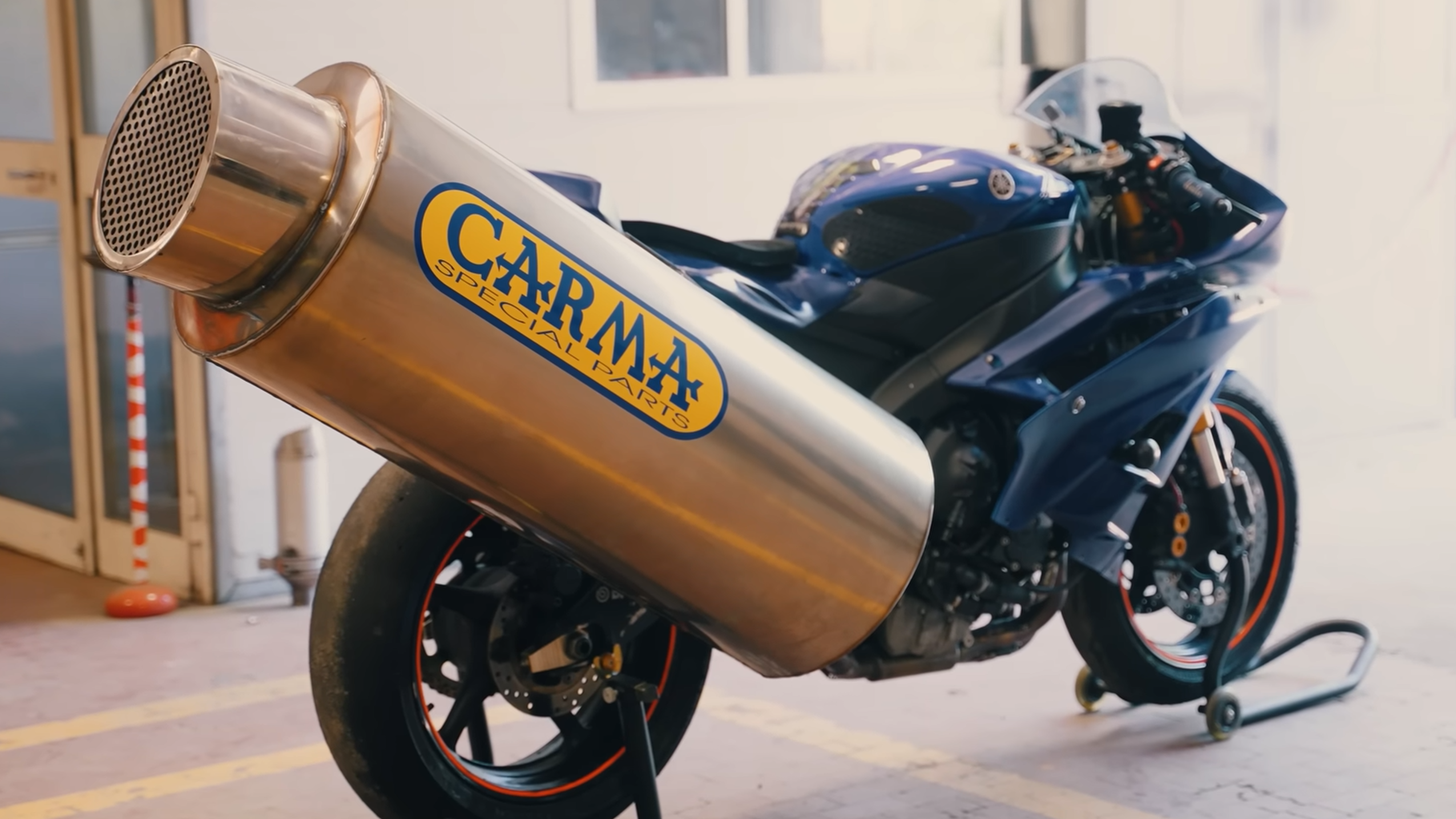 Yamaha R6 with "Carma Special Parts" exhaust. - Carmagheddon/YouTube